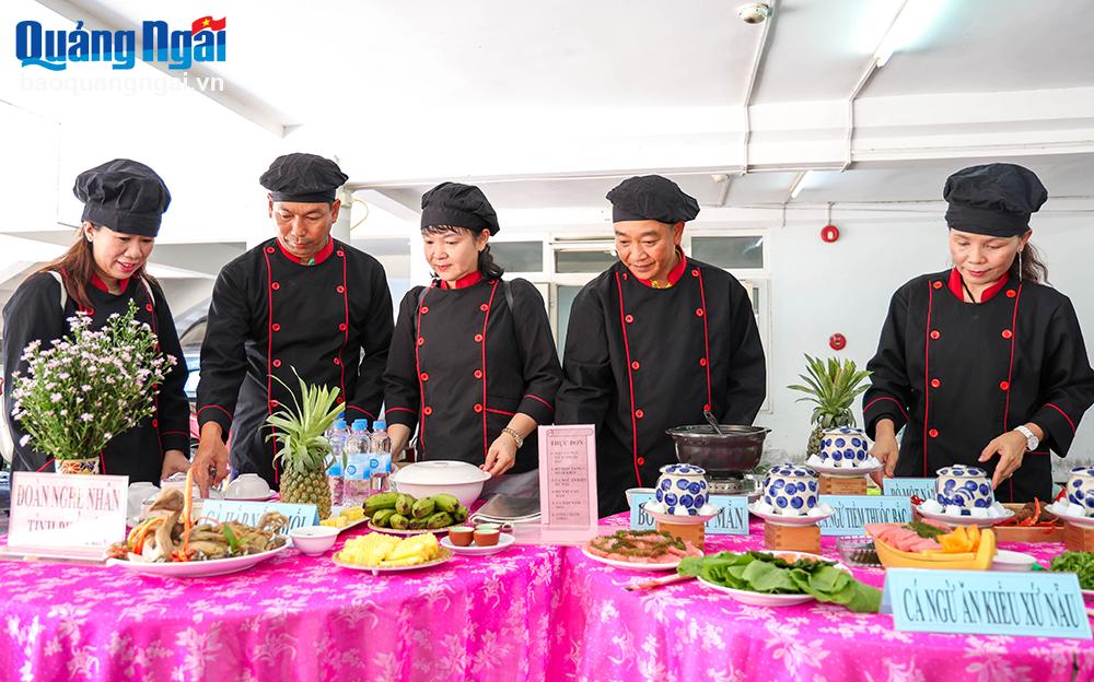 Ẩm thực xứ nẫu được thể hiện qua đôi bàn tay của các nghệ nhân đoàn Phú Yên.