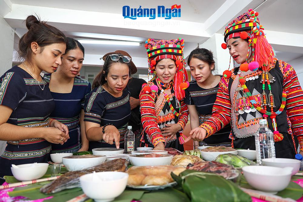Các thành viên đến từ đoàn Lai Châu giới thiệu ẩm thực của người đồng bào dân tộc Hà Nhì cho đoàn Lâm Đồng. Chị Ka Thành Lan, người dân tộc KHo (thứ 3 từ trái sang) đến từ đoàn Lâm Đồng chia sẻ, hội thi ẩm thực lần này là dịp để món ăn truyền thống các dân tộc được quảng bá, giới thiệu đến du khách. Qua đó, góp phần bảo tồn, giữ gìn và phát huy giá trị ẩm thực truyền thống của dân tộc thiểu số gắn với phát triển du lịch.