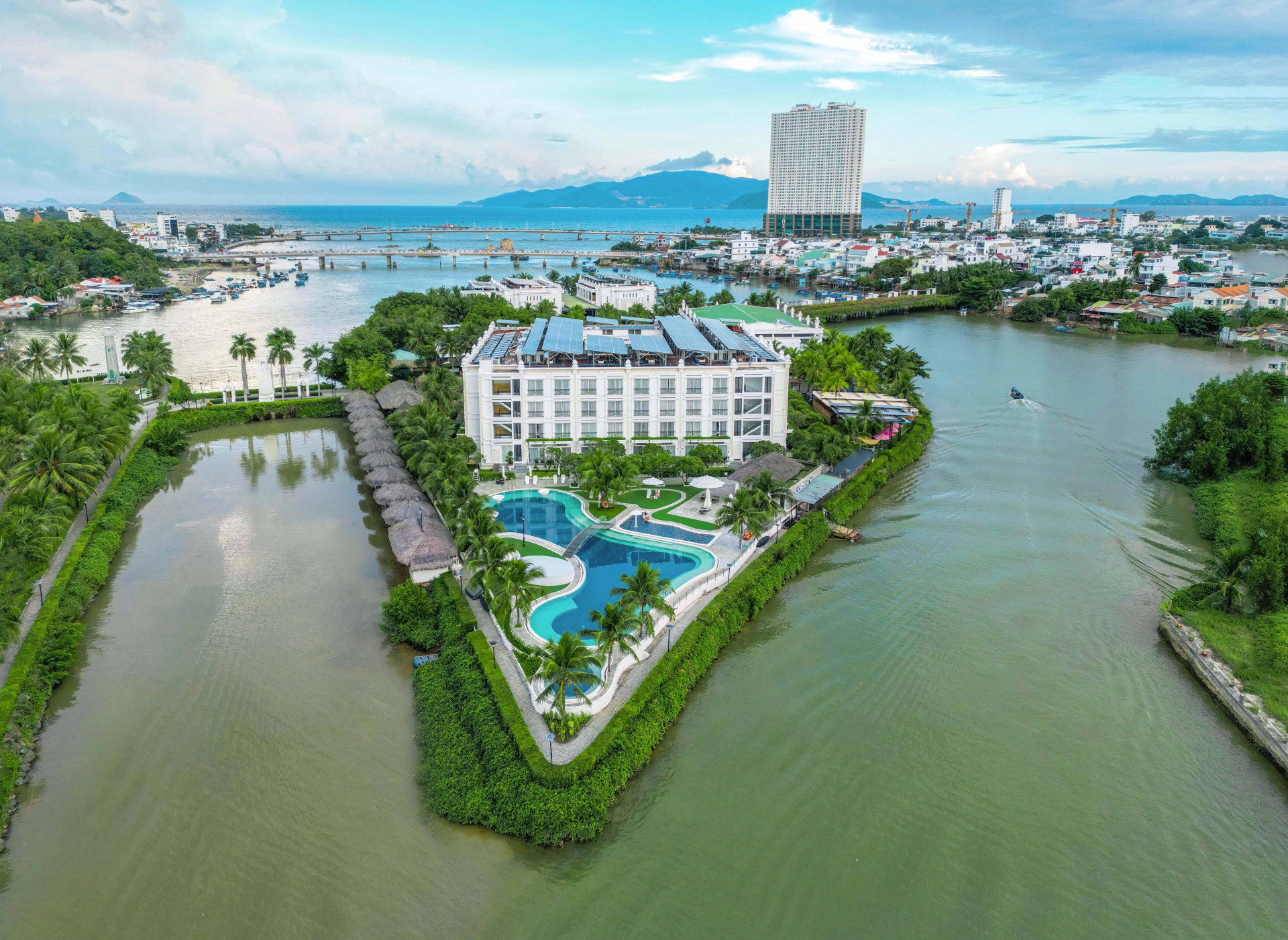 Champa Island Nha Trang với tổng thể khu nghỉ dưỡng được xây dựng tại 2 ốc đảo trên dòng sông Cái, nằm ở vị trí vô cùng đặc biệt, là nơi giao thoa giữa sông và biển.