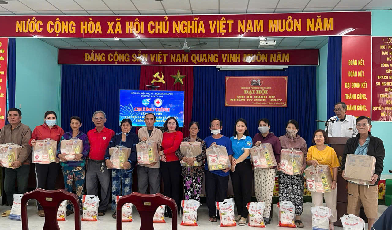 Trao quà cho người dân khó khăn trên địa bàn phường Vạn Thạnh.