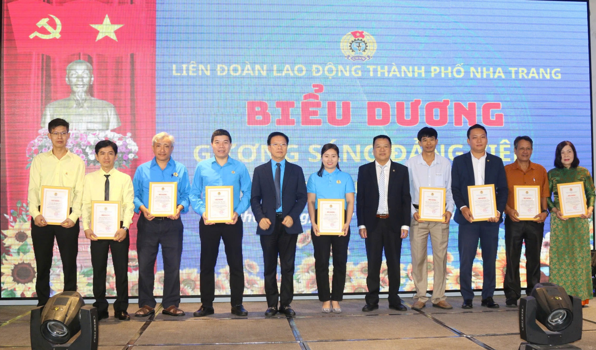 Ông Phan Thanh Liêm - Chủ tịch Liên đoàn Lao động tỉnh và lãnh đạo TP. Nha Trang đến dự và biểu dương, khen thưởng các đảng viên tiêu biểu.