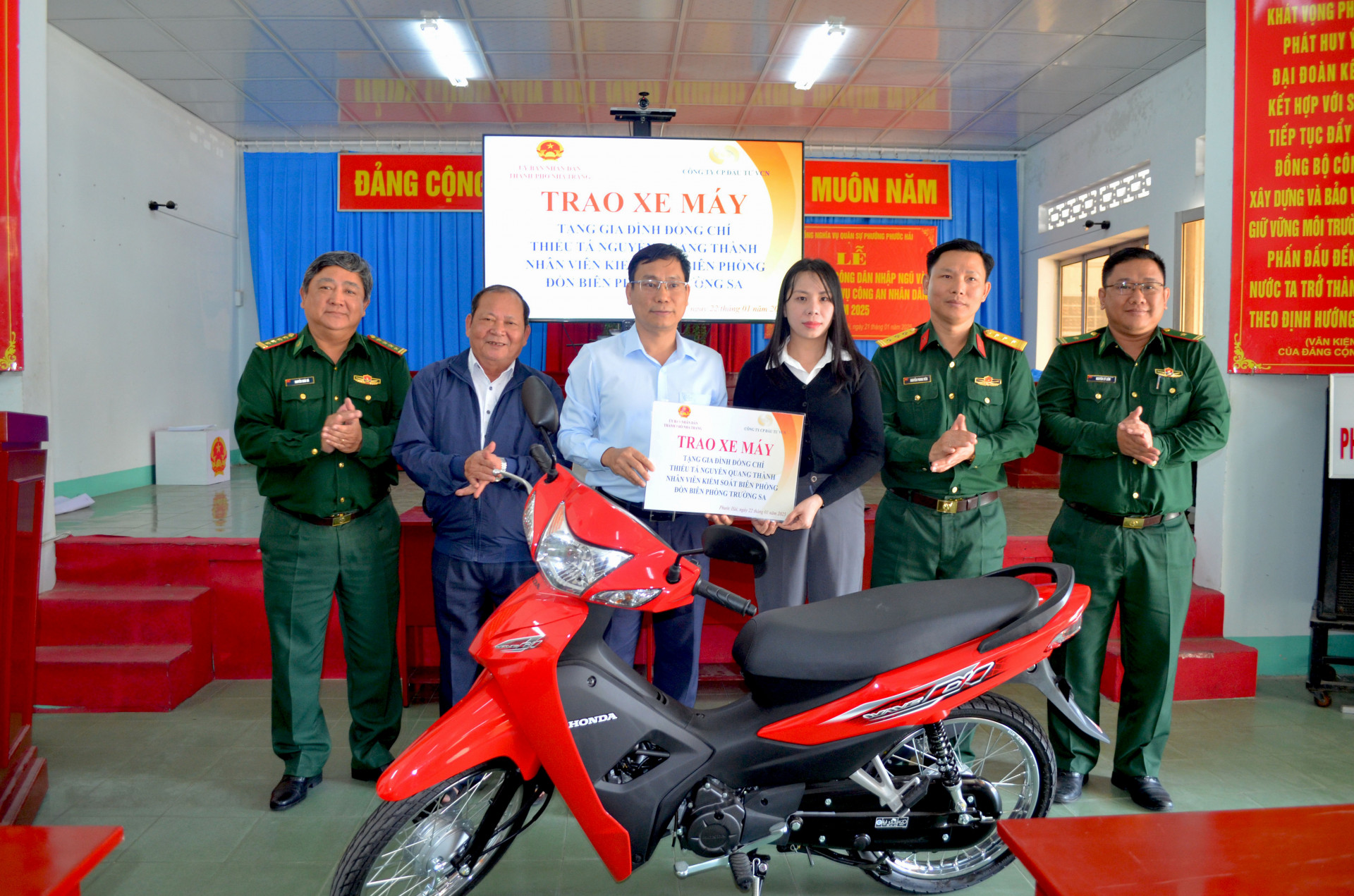 Gia đình Thiếu tá Nguyễn Quang Thành được trao tặng xe máy. 