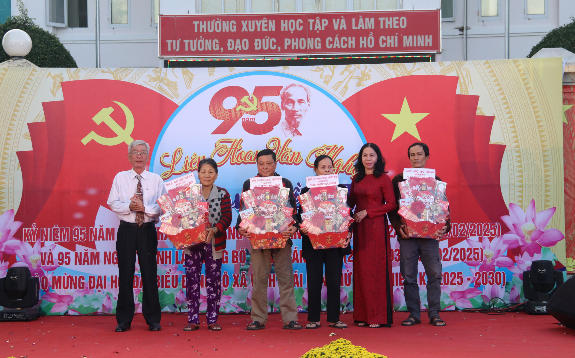 Trao quà cho các gia đình chính sách trên địa bàn xã Vĩnh Thái.