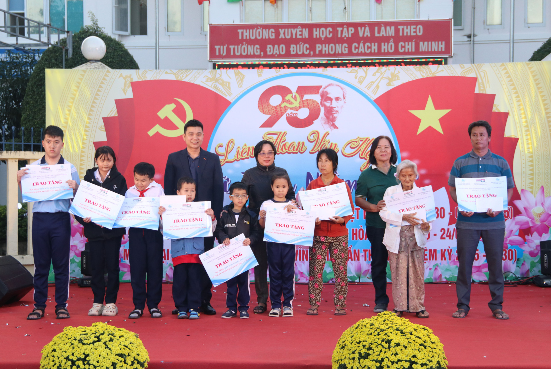 Trao học bổng cho học sinh và phương tiện sinh kế cho phụ nữ khó khăn.
