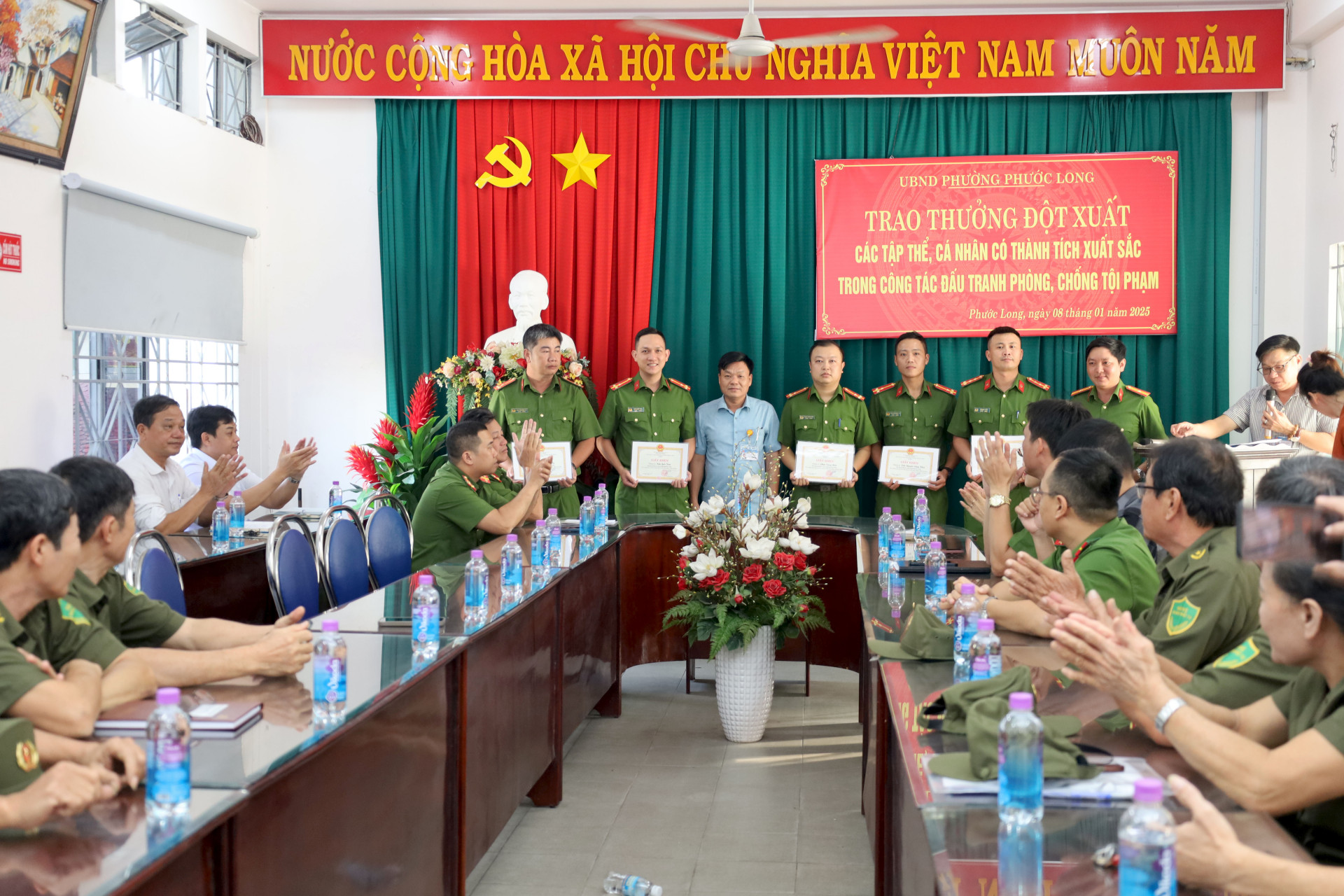 Lãnh đạo phường Phước Long trao giấy khen cho các cá nhân. 