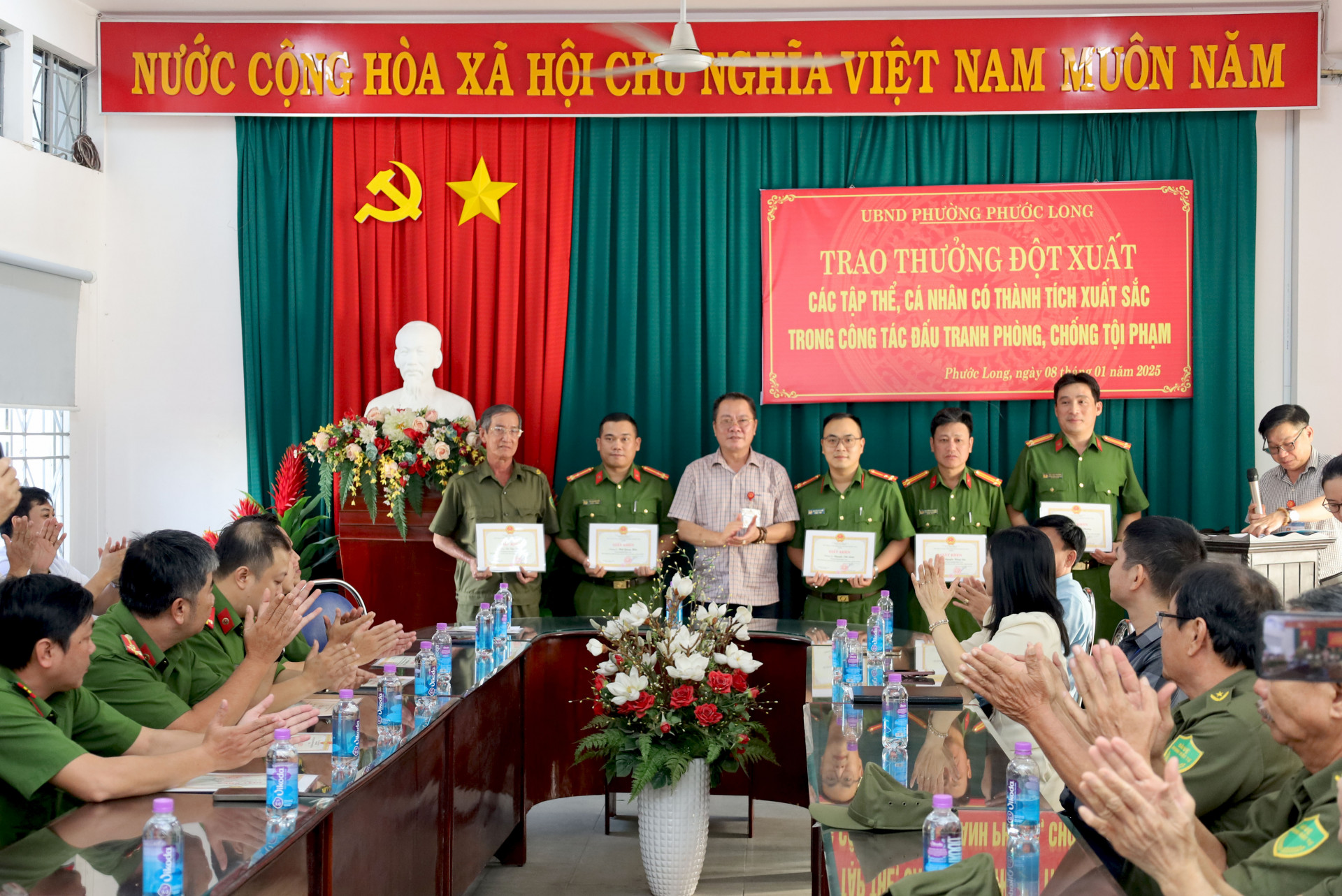 Lãnh đạo phường Phước Long trao giấy khen cho các cá nhân. 