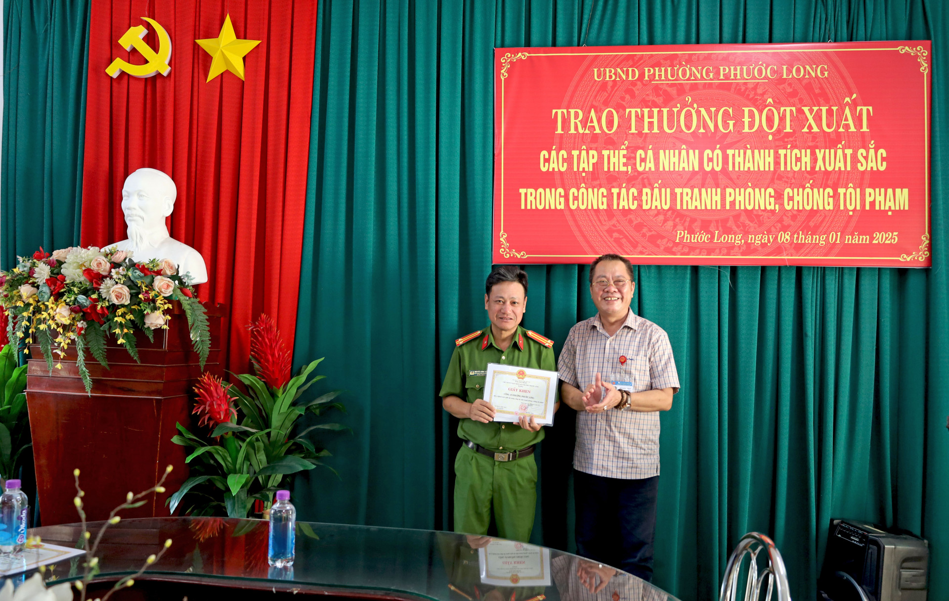 Lãnh đạo phường Phước Long trao giấy khen cho Công an phường Phước Long. 