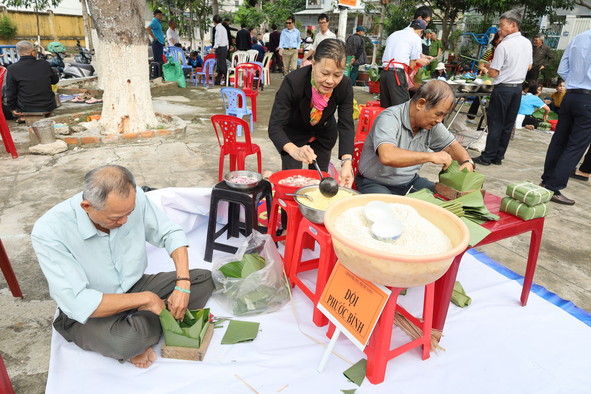 Các thành viên cùng nhau gói bánh.