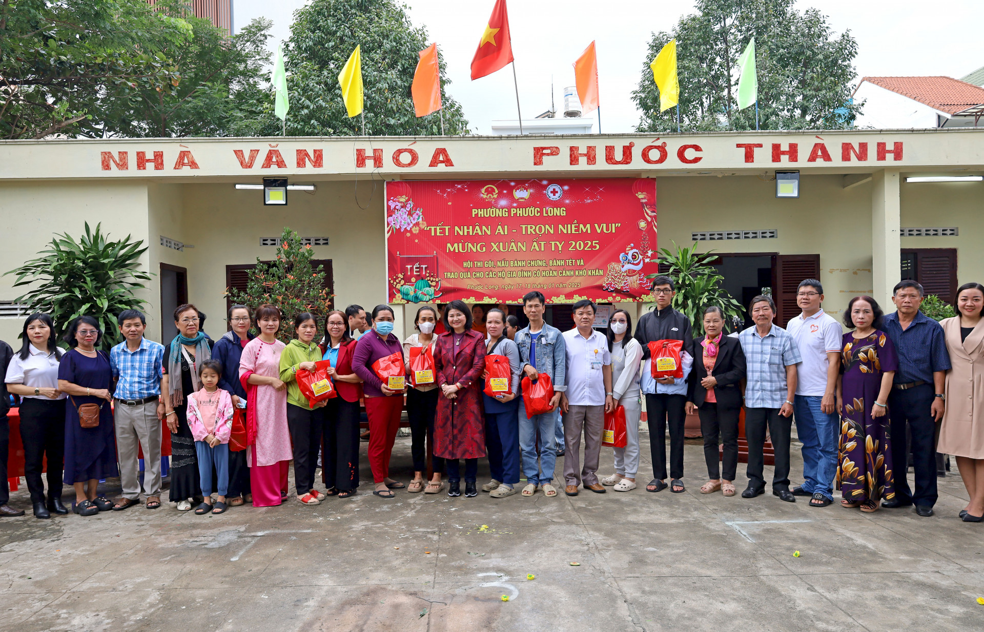 Các hộ khó khăn được nhận quà Tết.