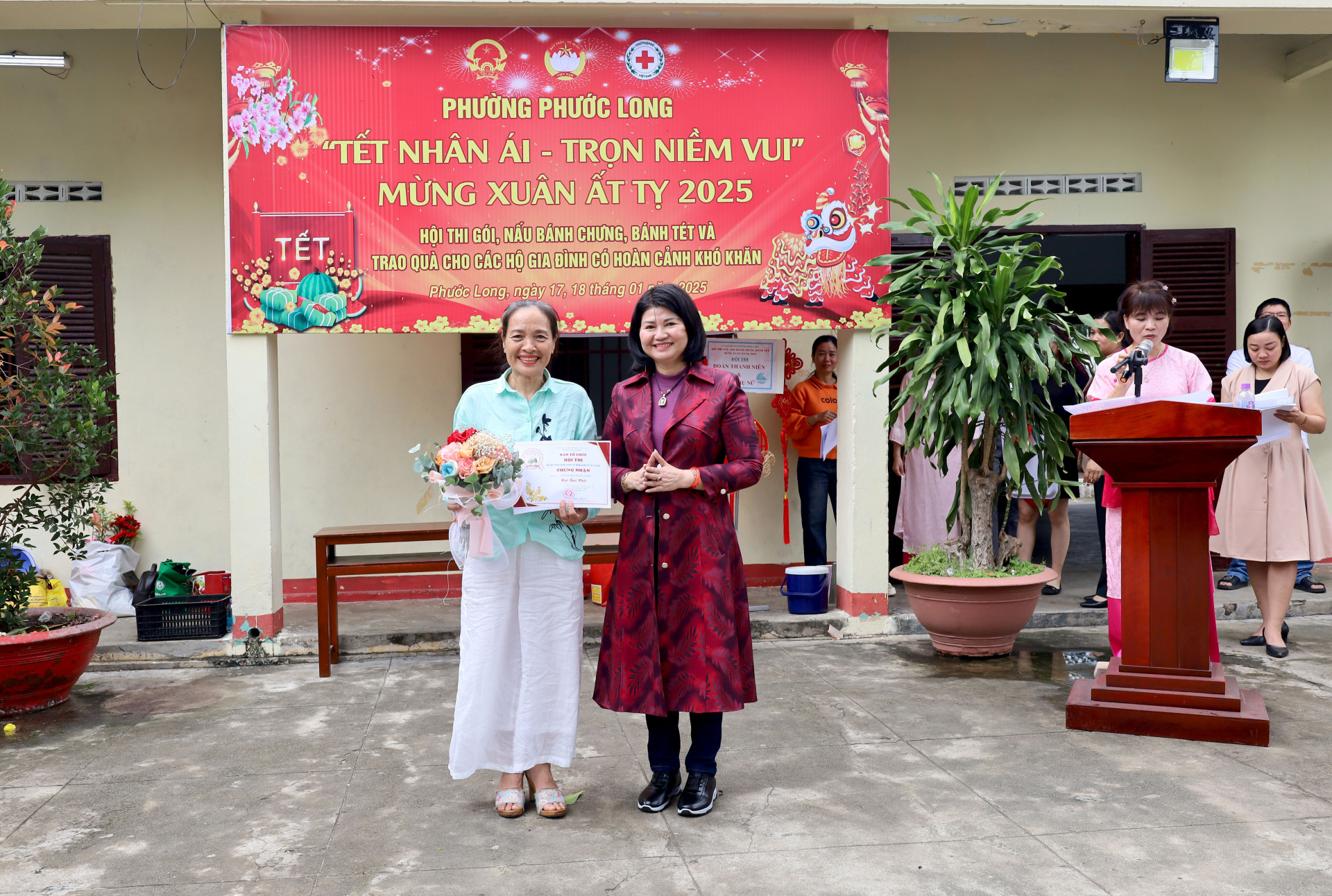 Bà Phan Thị Mỹ - Bí thư Đảng ủy phường trao giải nhất cho đội tổ dân phố Phước Thành 1.