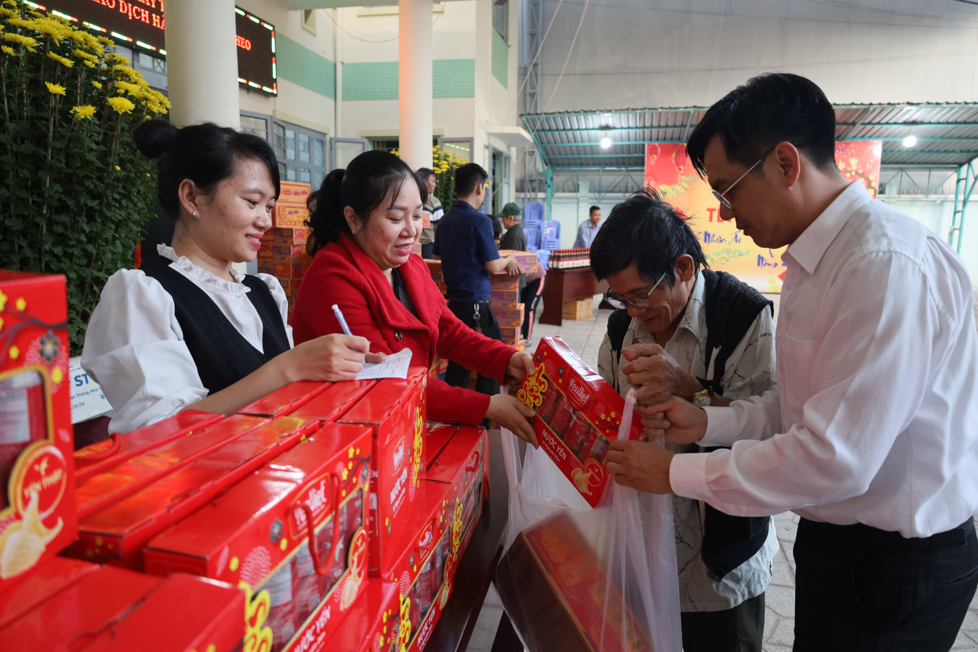 Chương trình chuẩn bị nhiều hàng hóa thiết thực phục vụ dịp Tết Nguyên đán. 