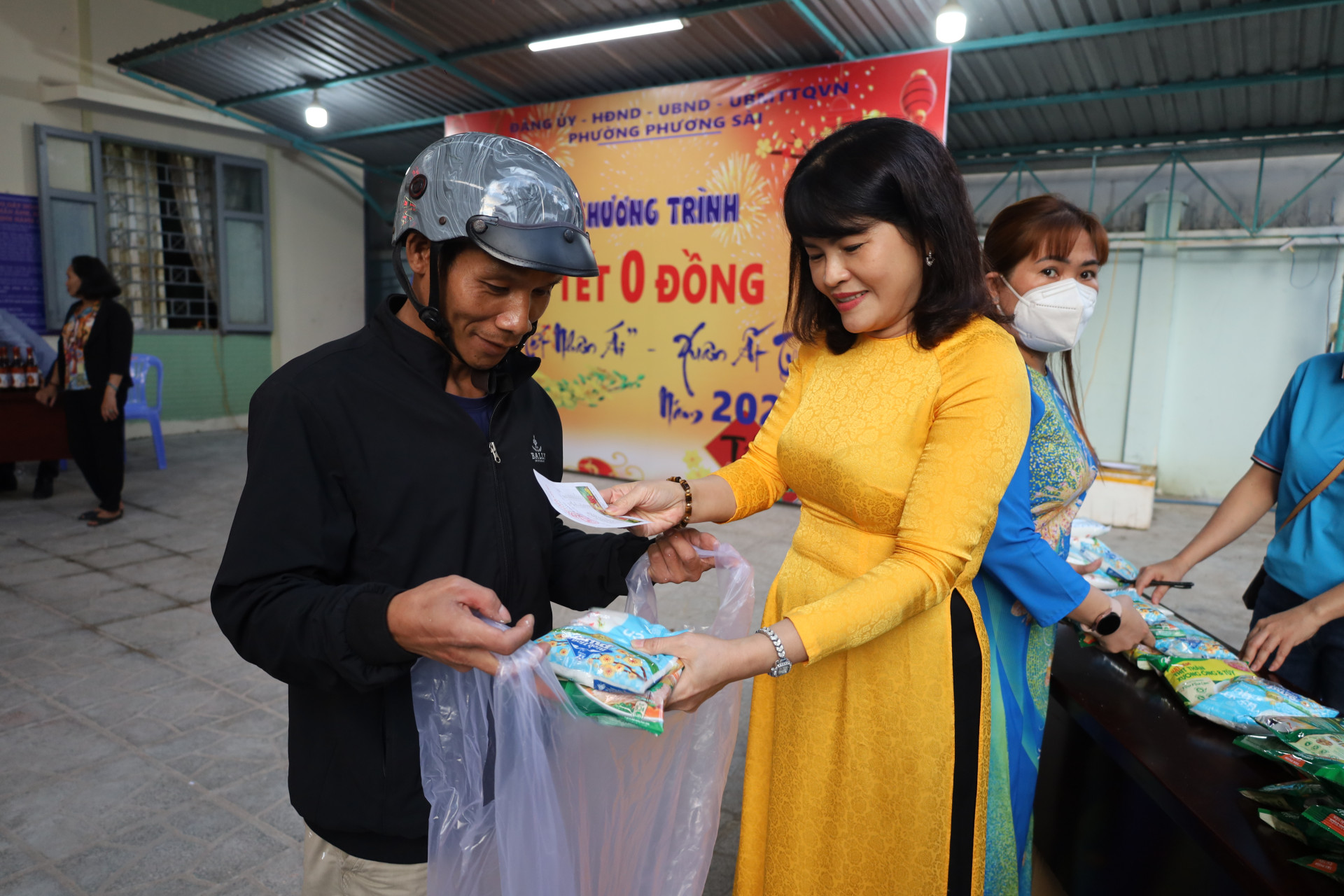 Niềm vui trao tặng và nhận quà Tết.