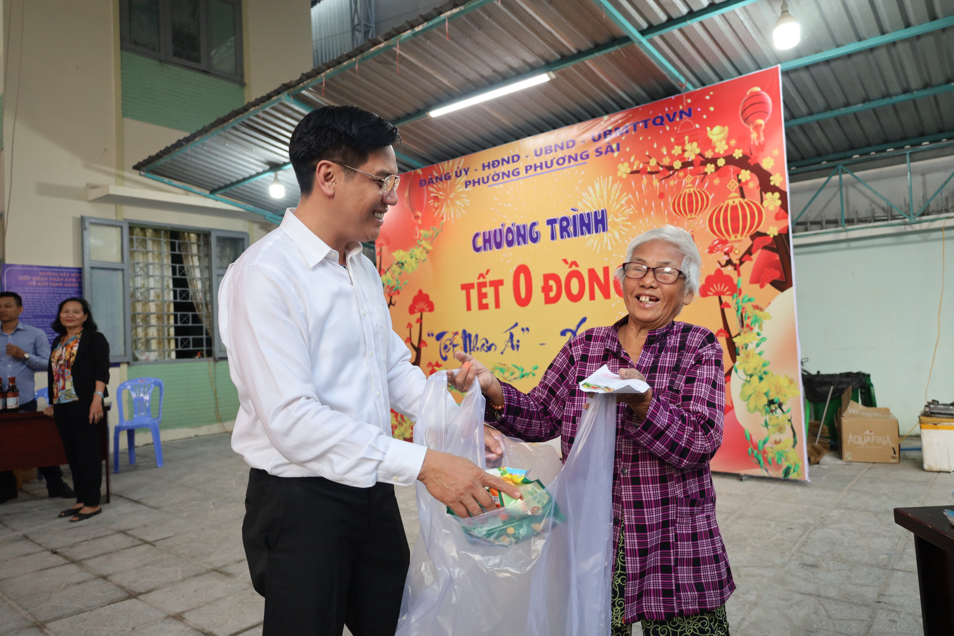 Ông Huỳnh Công Hiếu - Chủ tịch UBMTTQ Việt Nam phường Phương Sài trao quà Tết cho bà con. 