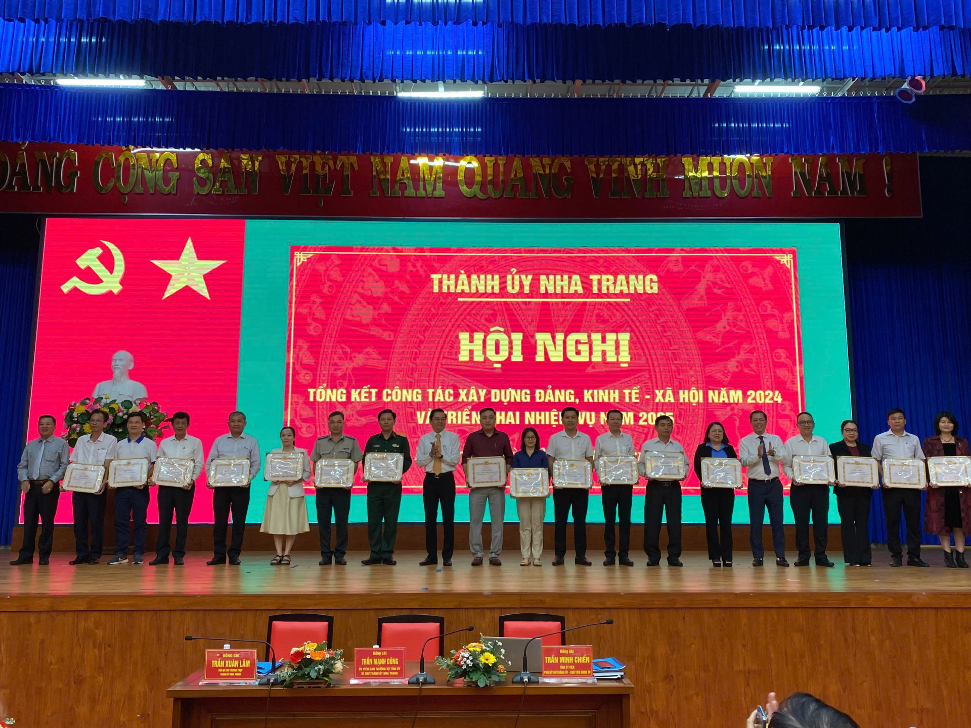 Ảnh 1: Thường trực Thành ủy chủ trì hội nghị.