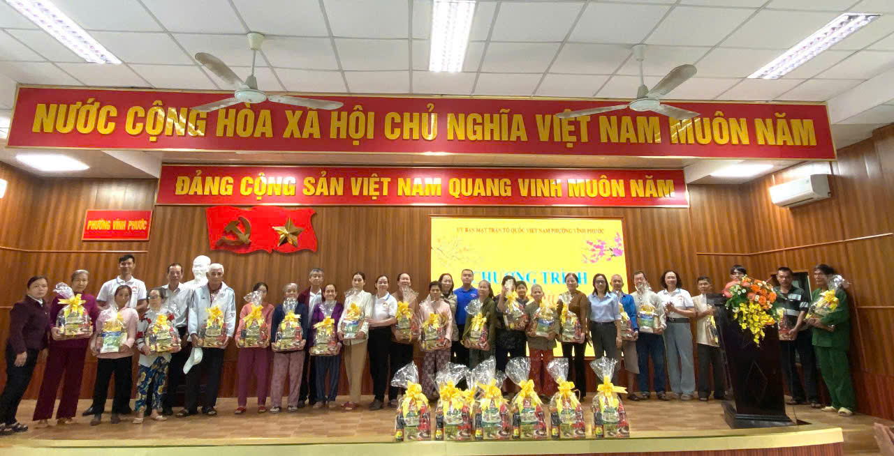 Lãnh đạo phường trao quà cho các hộ cận nghèo, hộ khó khăn. 
