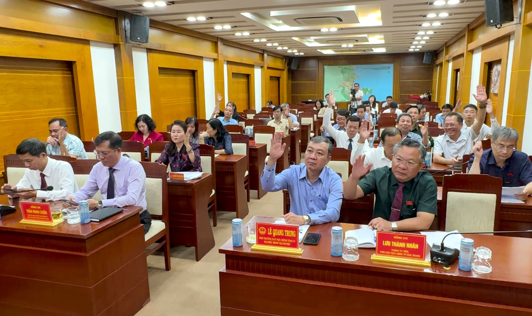 Các đại biểu HĐND thành phố biểu quyết thông qua nghị quyết.