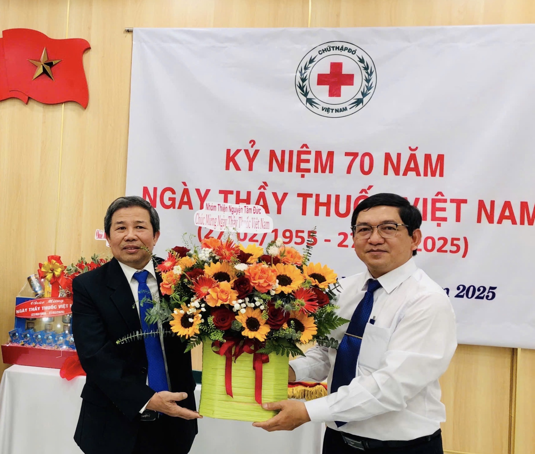 Lãnh đạo Hội Chữ thập đỏ TP. Nha Trang tiếp nhận lẵng hoa chúc mừng Ngày Thầy thuốc Việt Nam từ nhóm thiện nguyện 