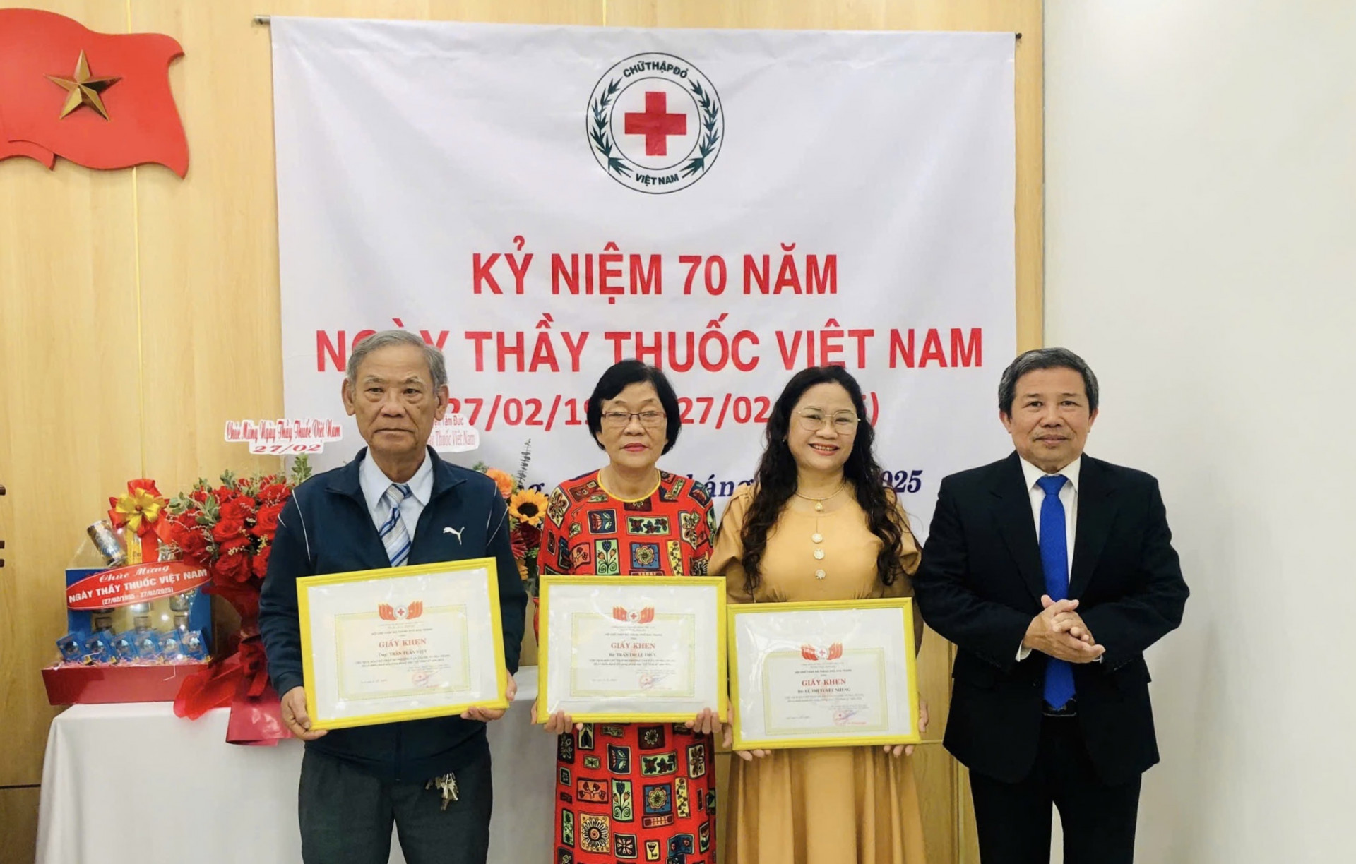 Lãnh đạo Hội Chữ thập đỏ TP. Nha Trang trao tặng giấy khen cho 3 tập thể