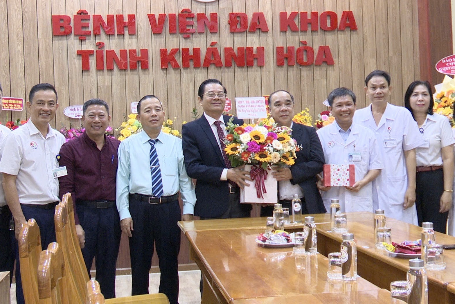 Ông Trần Mạnh Dũng - Ủy viên Ban Thường vụ Tỉnh ủy, Bí thư Thành ủy Nha Trang thăm, chúc mừng Bệnh viện Đa khoa tỉnh. Ảnh: THẾ VINH