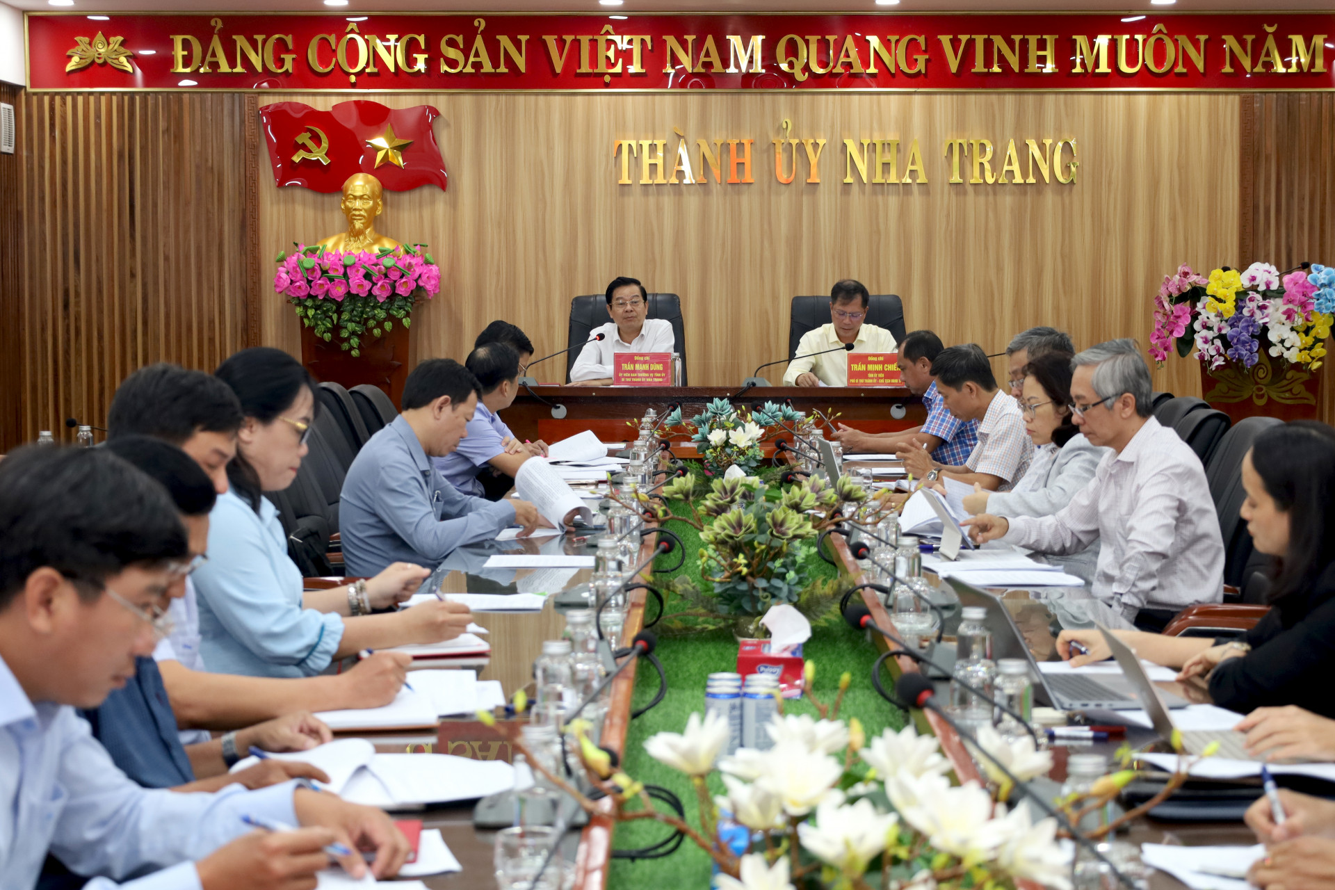 Quang cảnh cuộc họp.