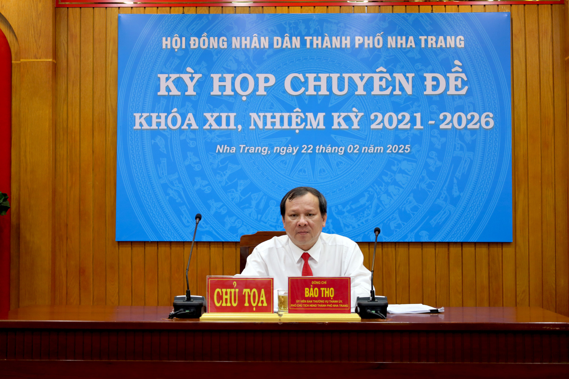 Chủ trì kỳ họp.