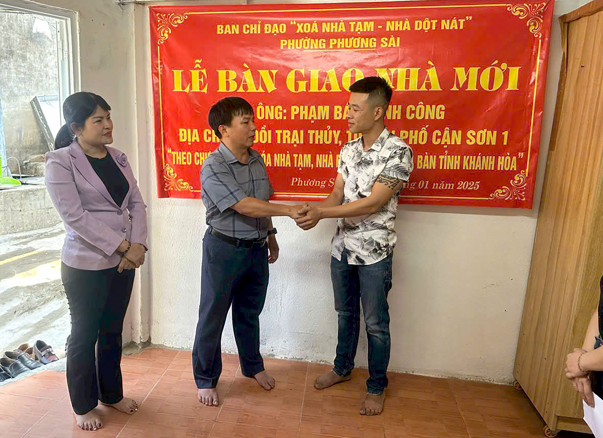 Lãnh đạo phường Phương Sài chúc mừng ông Phạm Bá Thành Công tại lễ bàn giao nhà mới.