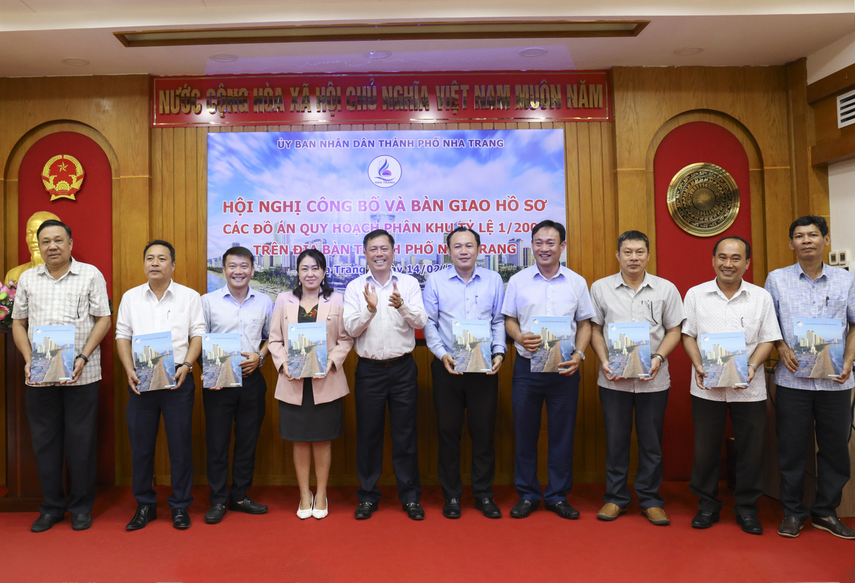 Lãnh đạo UBND TP. Nha Trang trao hồ sơ quy hoạch cho các xã, phường.