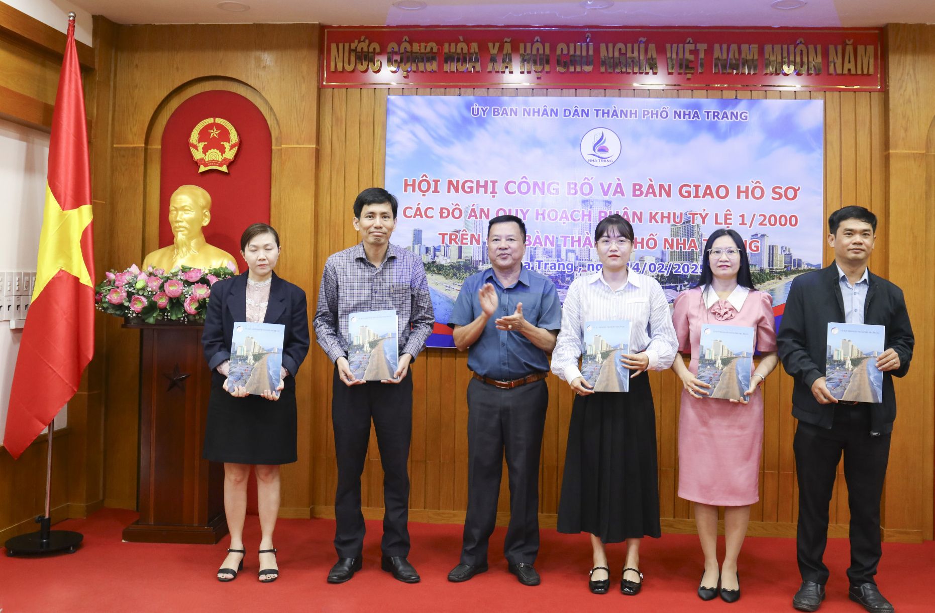 Lãnh đạo Thành ủy Nha Trang trao hồ sơ quy hoạch cho các xã, phường.