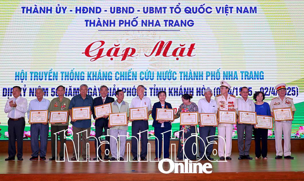 Ông Trần Xuân Lãm - Phó Bí thư Thường trực Thành ủy tặng giấy khen cho các tập thể.