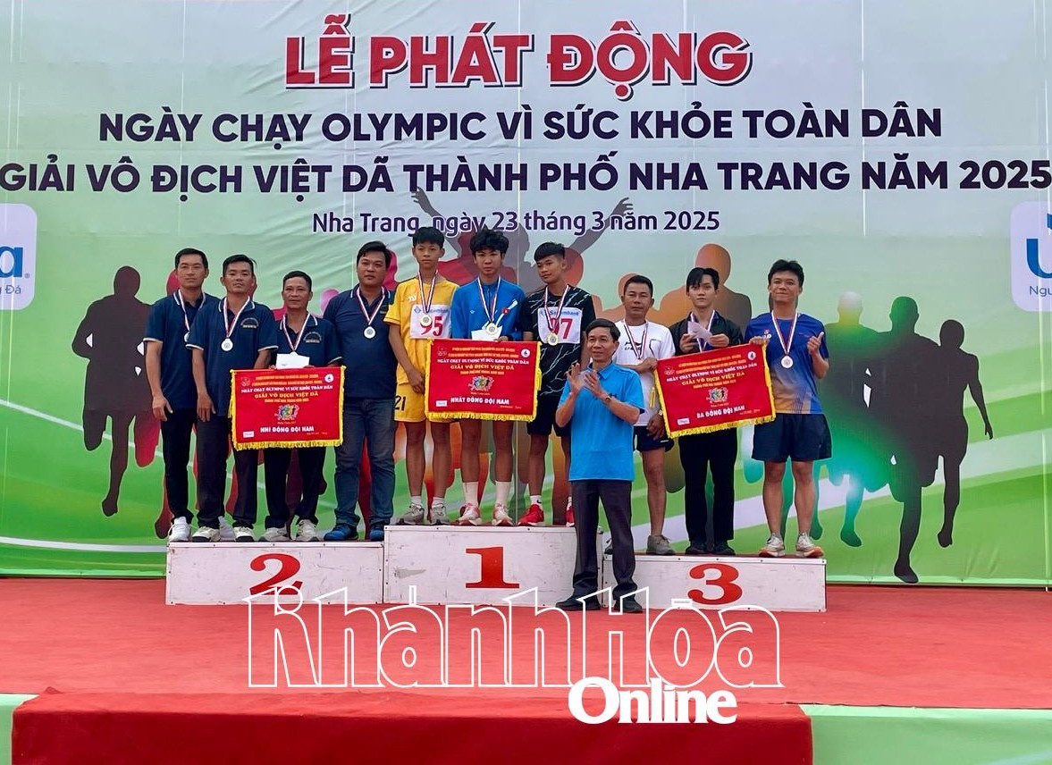 Ban tổ chức trao huy chương cho các vận động viên xuất sắc giải vô địch việt dã.