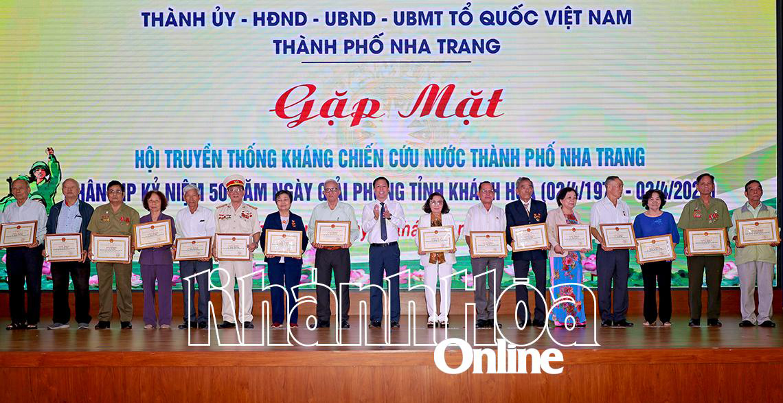 Ông Trần Minh Chiến - Chủ tịch UBND thành phố tặng giấy khen cho các cá nhân.