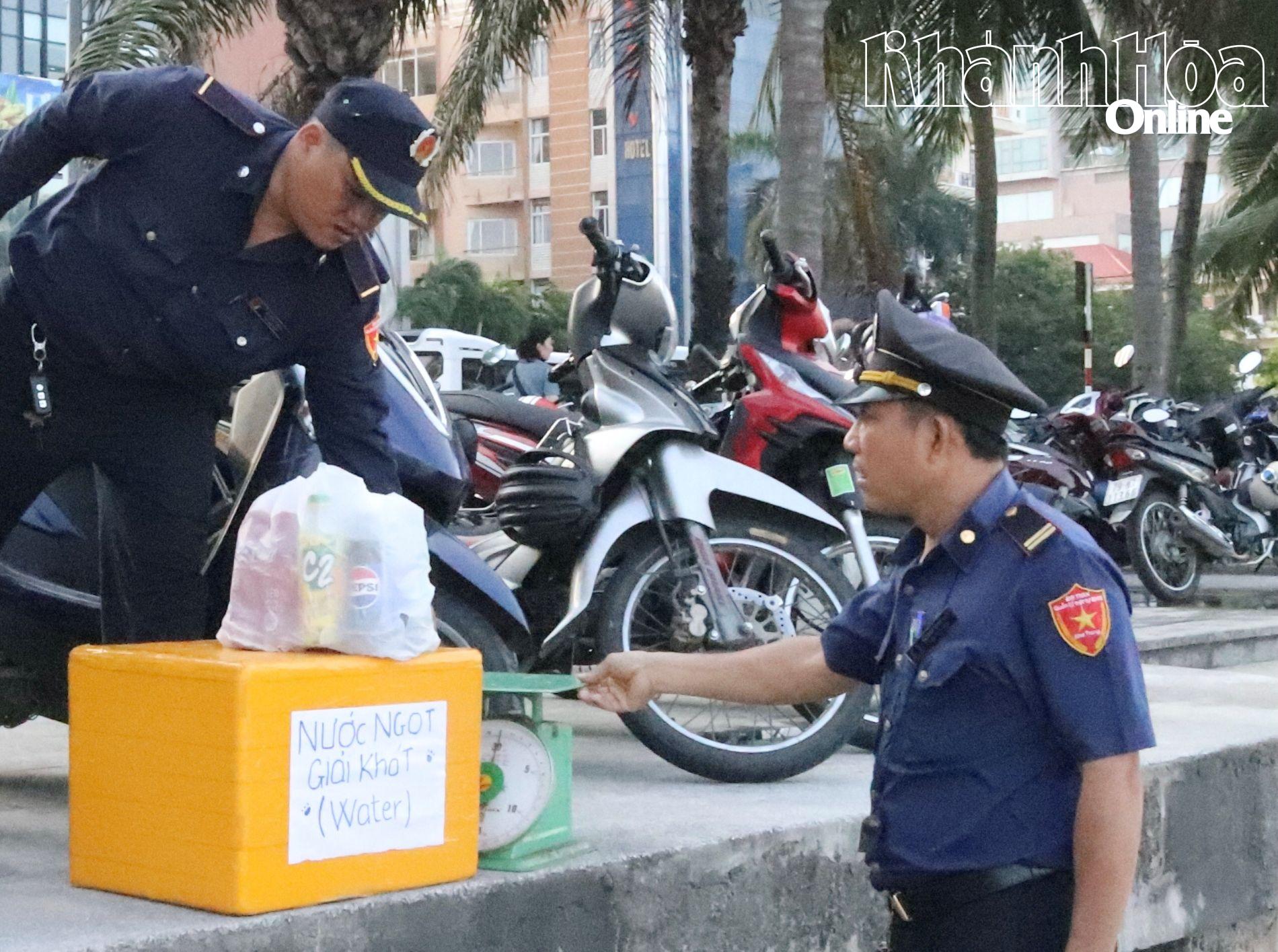 Tổ liên ngành Đội Thanh niên xung kích kiểm tra, xử lý tình trạng bán hàng rong ở khu vực công viên bờ biển đường Trần Phú (tháng 8-2024).