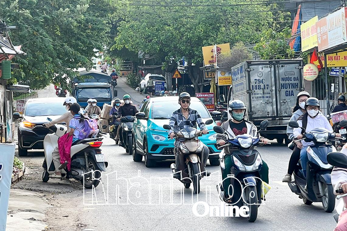 Đường Nguyễn Xiển luôn trong tình trạng đông đúc, chật chội.