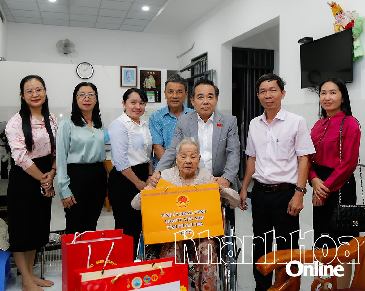Ông Lê Hữu Trí thăm, tặng quà Bà mẹ Việt Nam anh hùng Nguyễn Thị Cảm 