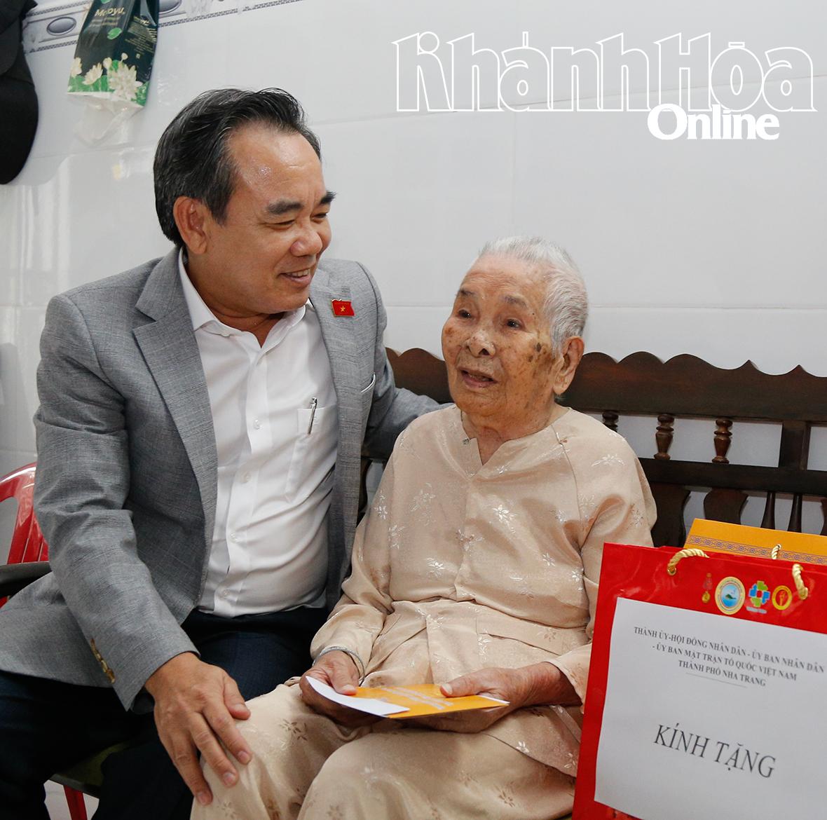 Ông Lê Hữu Trí ân cần thăm hỏi Bà mẹ Việt Nam anh hùng Võ Thị Đức 