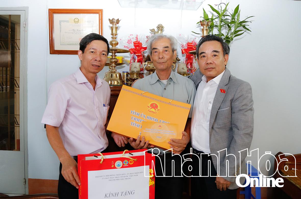 Lãnh đạo Đoàn Đại biểu Quốc hội tỉnh và UBND TP. Nha Trang thăm gia đình thương binh Hồ Tiết 