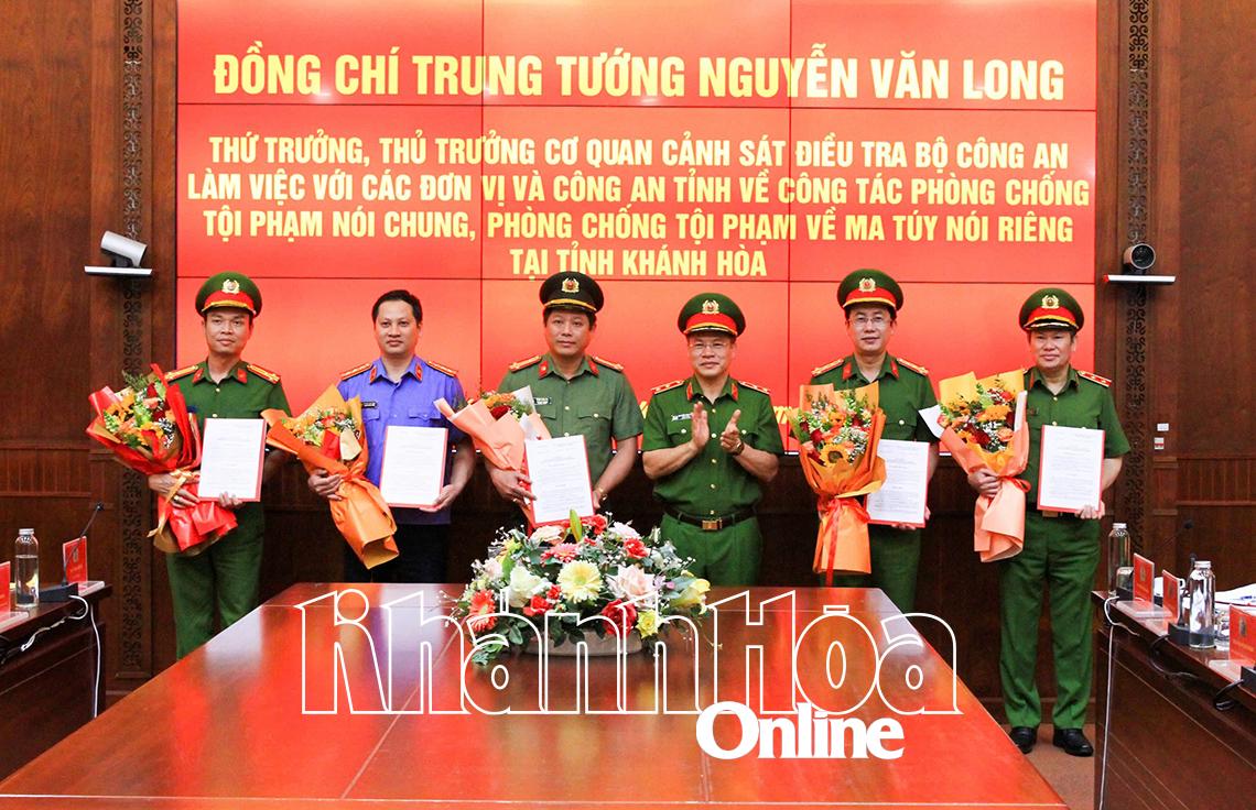 Trung tướng Nguyễn Văn Long, Thứ trưởng Bộ Công an trao quyết đinh thưởng nóng của Bộ Công an cho các đơn vị tham gia phá chuyên án