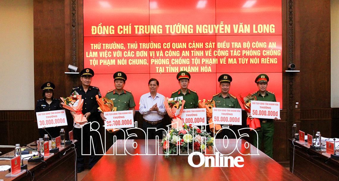 Đồng chí Nguyễn Tấn Tuân, Phó Bí thư Tỉnh ủy, Chủ tịch UBND tỉnh trao Quyết định thưởng nóng cho các đơn vị tham gia phá chuyên án