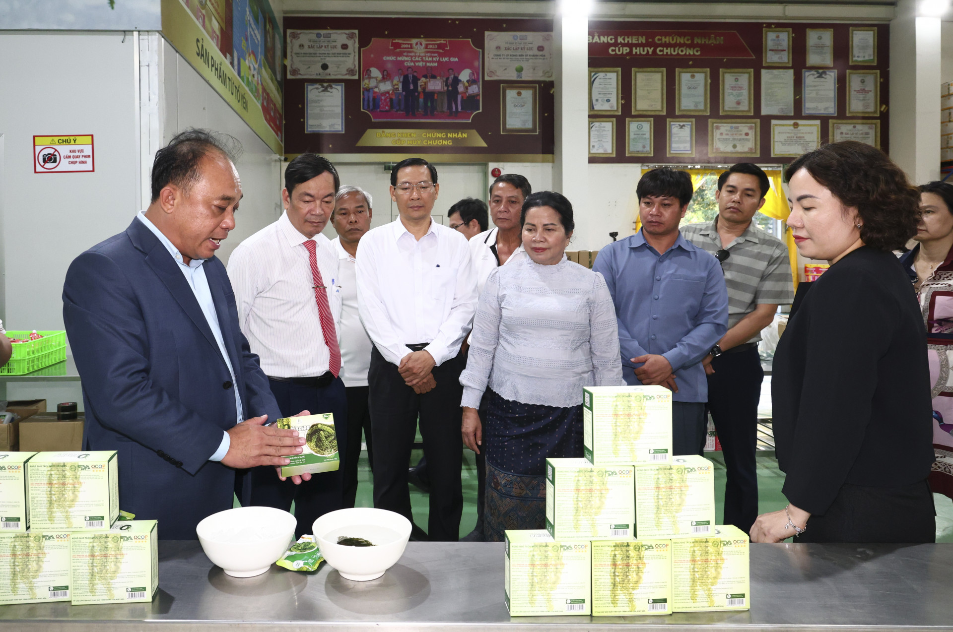 Đoàn công tác tìm hiểu quy trình chế biến rong nho tại DT Group