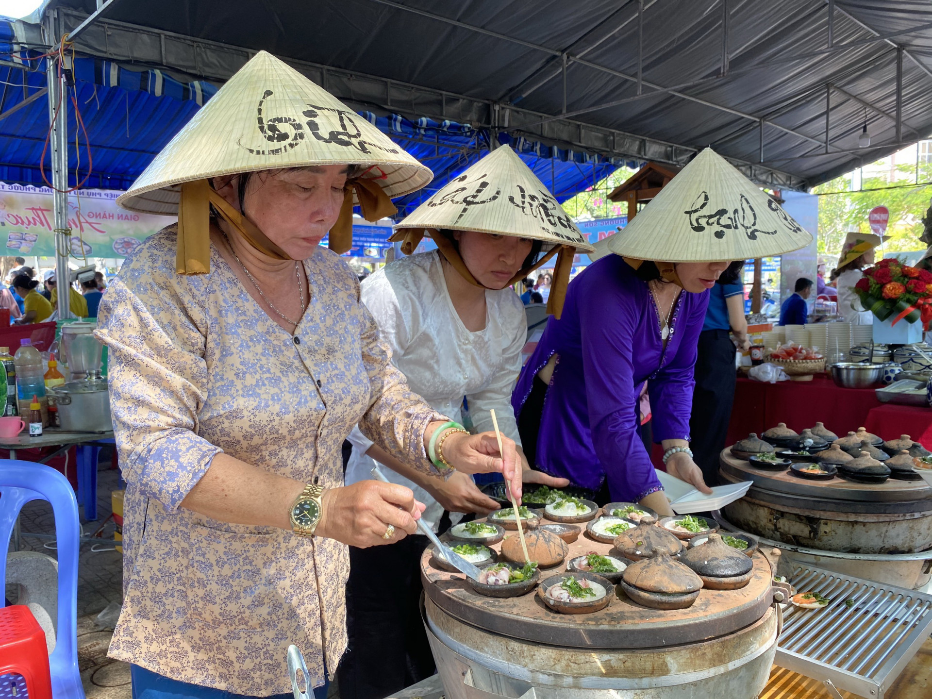 gian hàng bánh căn của phụ nữ phường Vĩnh Nguyên, ảnh: Châu Tường