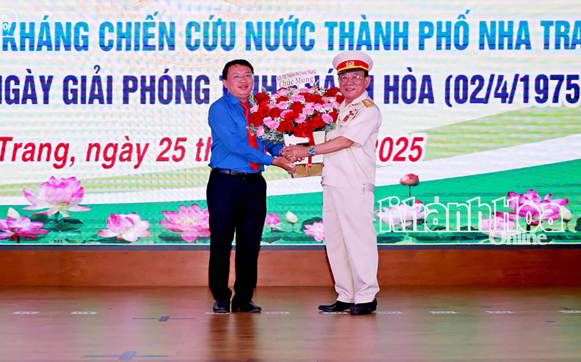 Đại diện Thành đoàn Nha Trang tặng hoa tri ân Hội Truyền thống kháng chiến cứu nước thành phố.