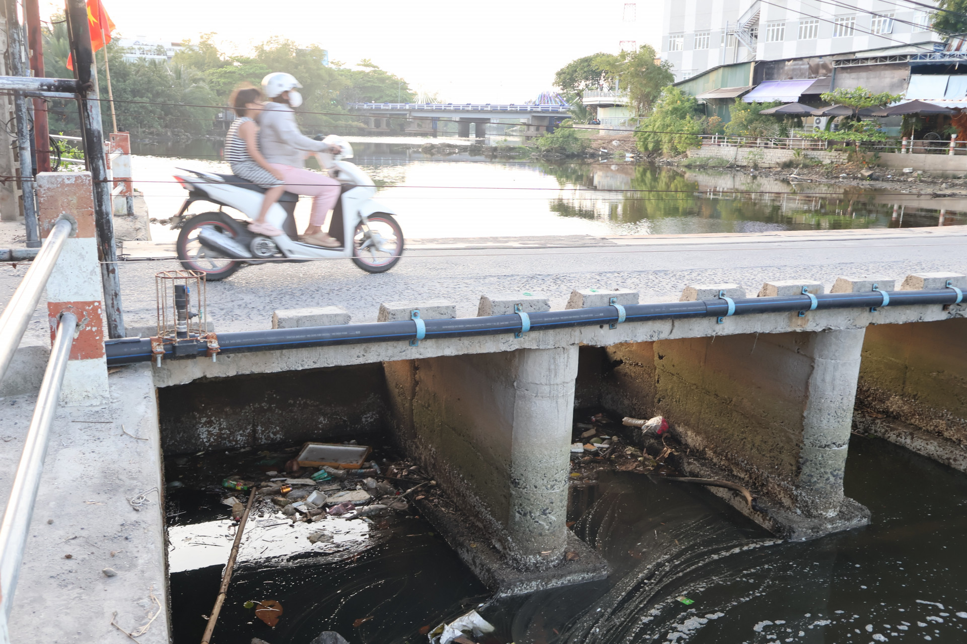 Rác thải dưới chân cầu khu vực sông Quán Trường chảy qua xã Vĩnh Hiệp.