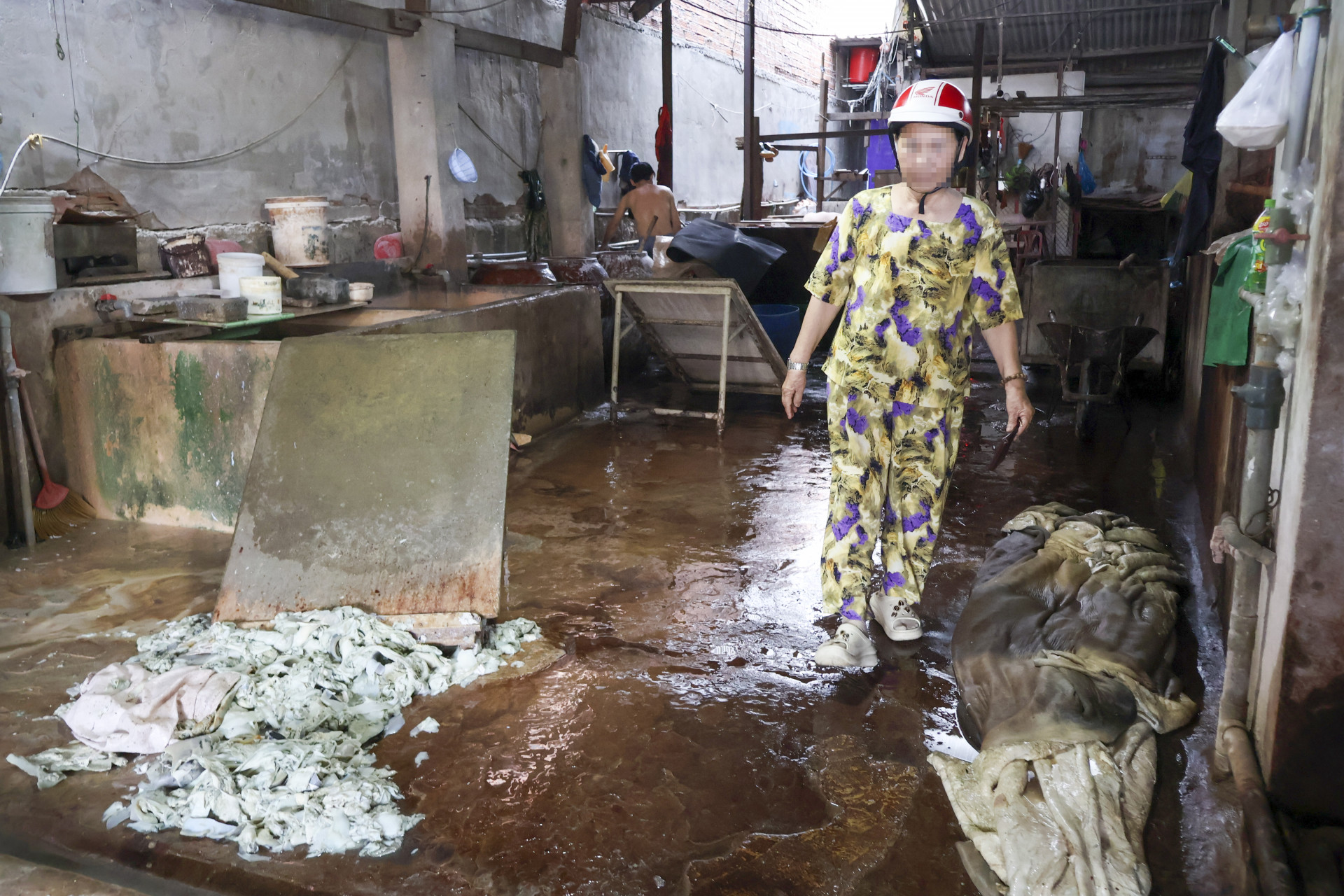 Cơ sở sản xuất da bò ở xã Vĩnh Hiệp hoạt động ngày 3-3.