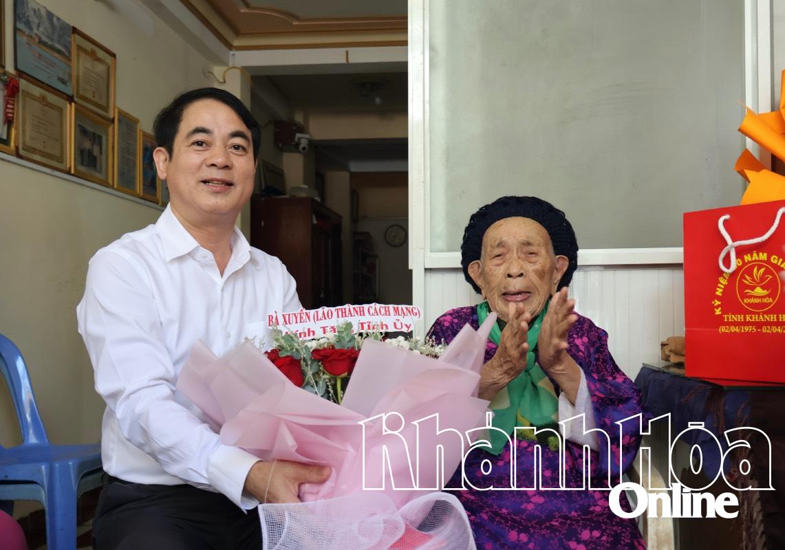 Bí thư Tỉnh ủy Nghiêm Xuân Thành thăm, tặng quà gia đình bà Phạm Thị Xuyến.