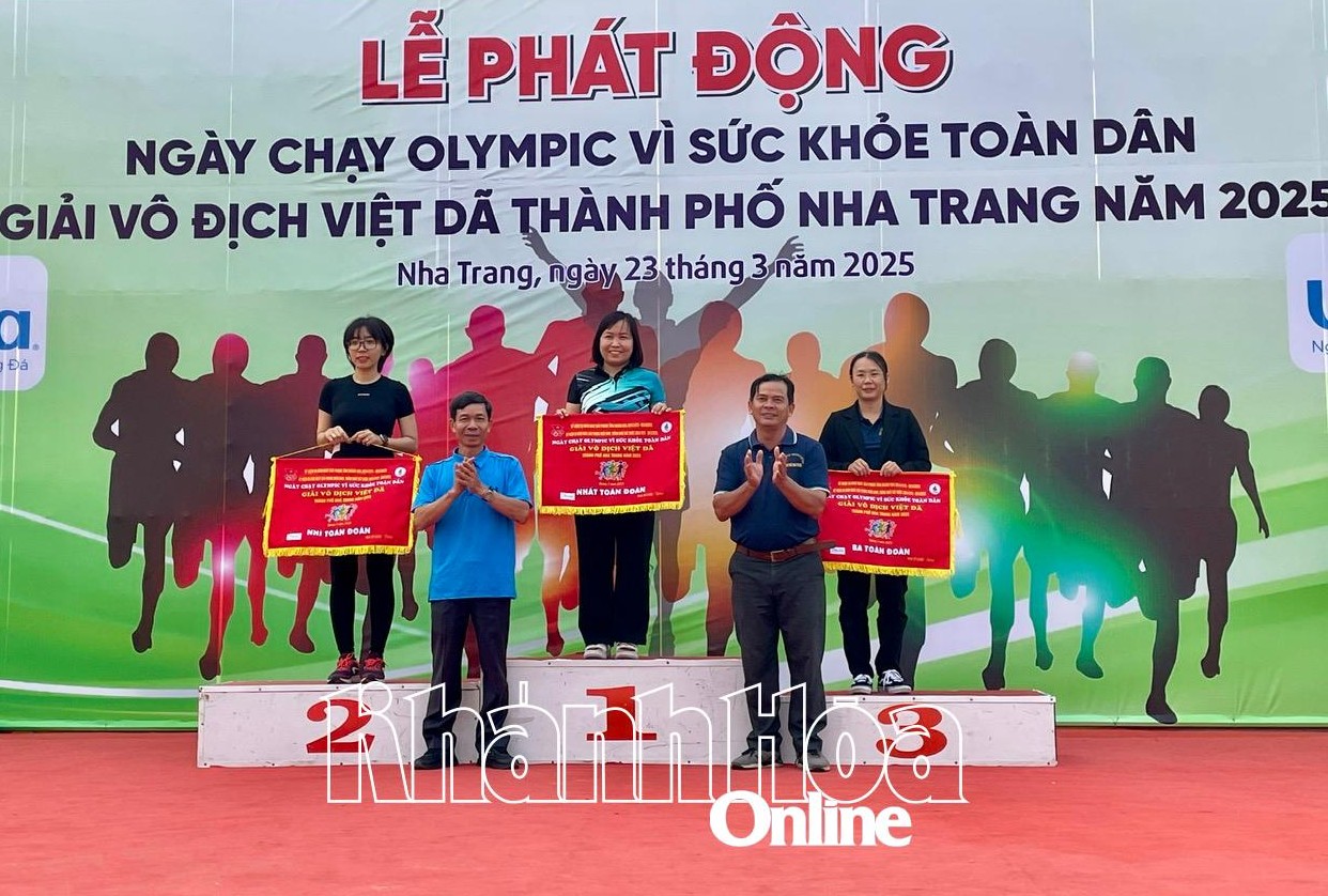 Ban tổ chức trao giải toàn đoàn cho các đơn vị đạt thành tích tại giải vô địch việt dã thành phố.  