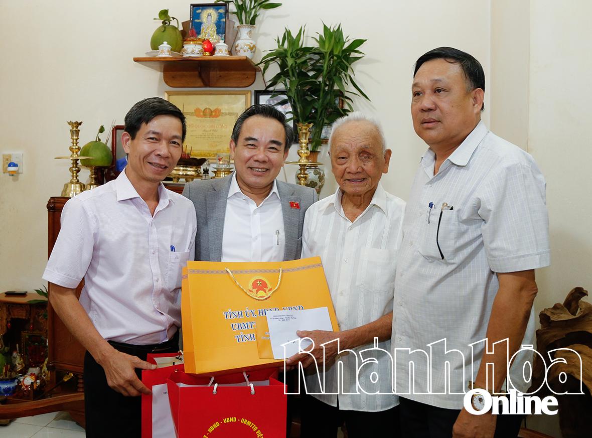 Thương binh Hoàng Công Thành nhận quà tri ân từ lãnh đạo Đoàn Đại biểu Quốc hội tỉnh, TP. Nha Trang.