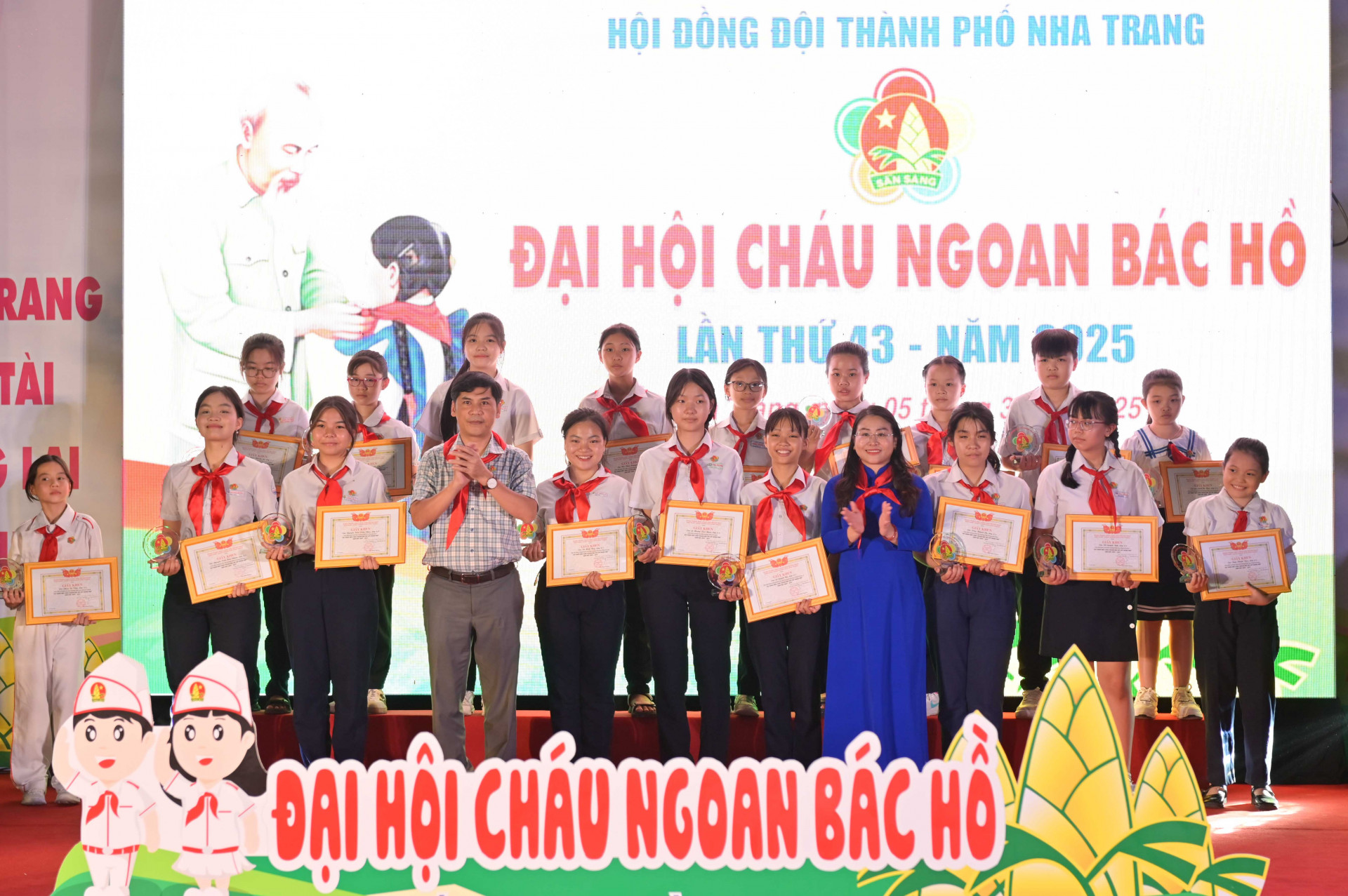 Lãnh đạo Hội đồng Đội tỉnh và TP. Nha Trang trao chứng nhận Cháu ngoan Bác Hồ cho các đội viên.