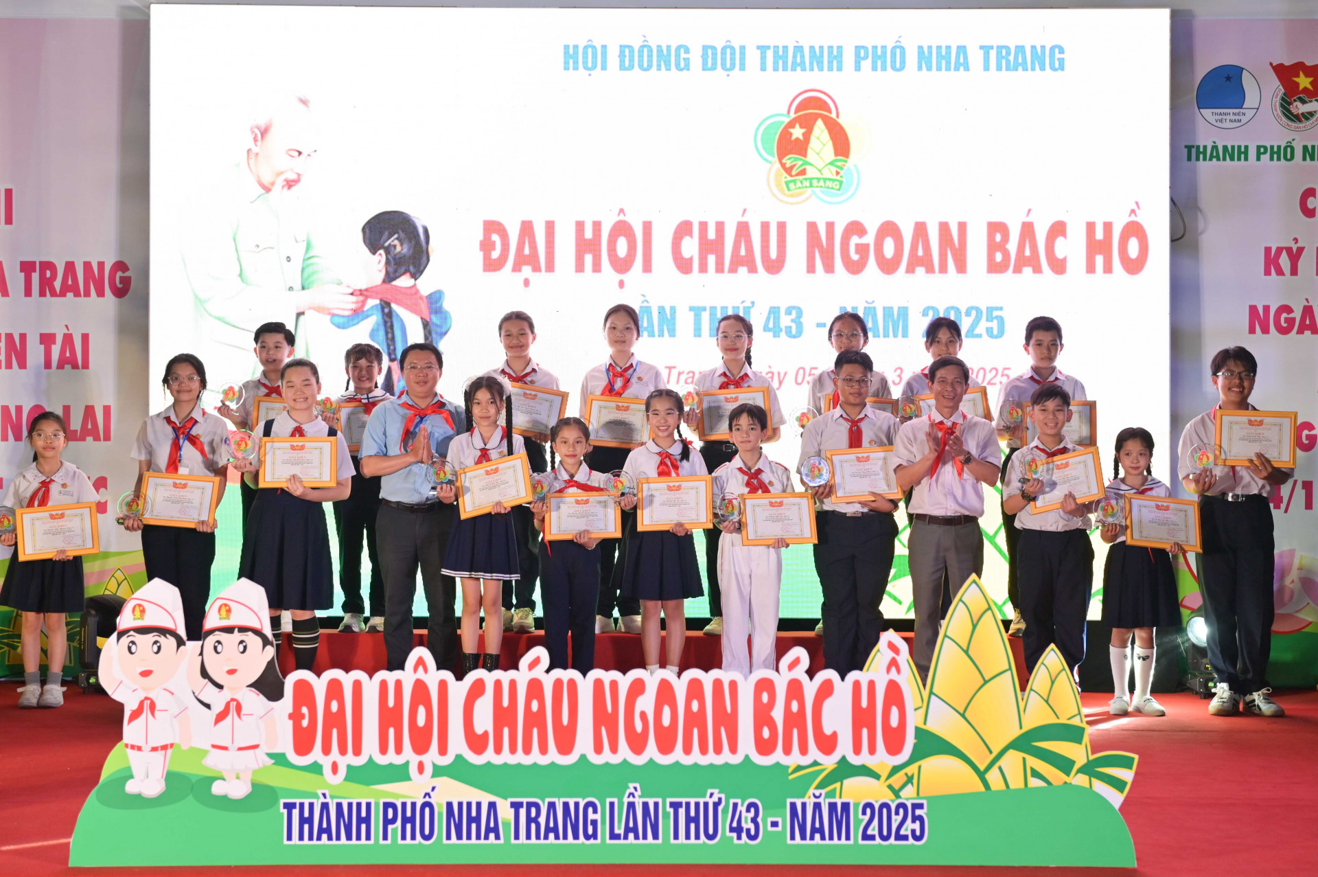 Lãnh đạo TP. Nha Trang và Hội đồng Đội TP. Nha Trang trao chứng nhận Cháu ngoan Bác Hồ cho các đội viên.