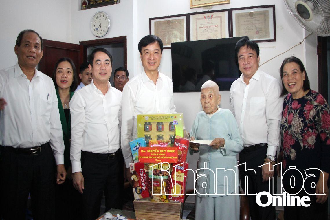 Ông Nguyễn Duy Ngọc thăm hỏi, tặng quà tri ân Bà mẹ Việt nam anh hùng Lê Thị Liên.