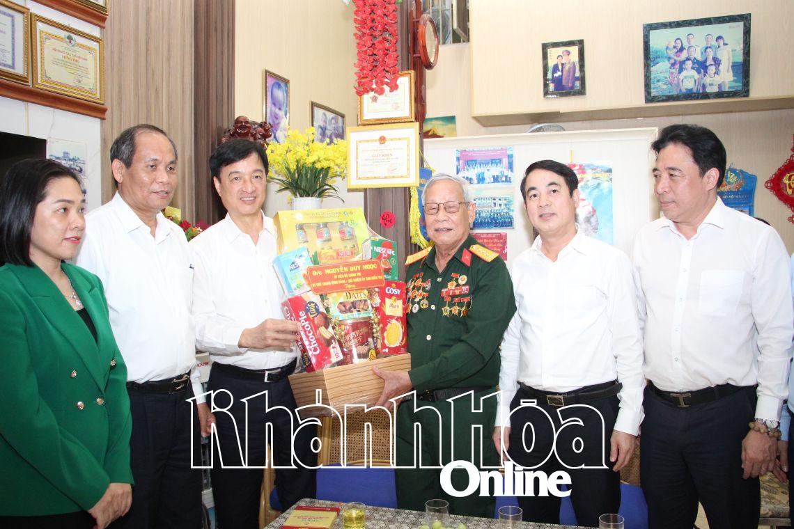 Ông Nguyễn Duy Ngọc thăm hỏi, tặng quà tri ân gia đình ông Nguyễn Thành Chung.  